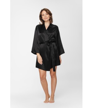 Deshabillé kimono de seda sobre la cama